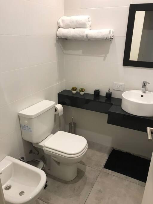 Suite In San Telmo Dormitorio En Suite Con Dos Banos Y Balcon A La Calle Buenos Aires Kültér fotó