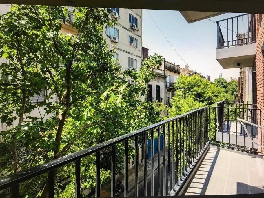 Suite In San Telmo Dormitorio En Suite Con Dos Banos Y Balcon A La Calle Buenos Aires Kültér fotó